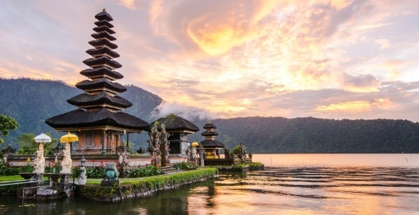 Pura-Ulun-Danu-Bratan-at-Bali-Indonesia-000066838579_Small-881568-edited.jpg