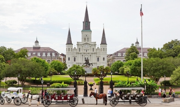 Jackson-Square-New-Orleans-in-Spring-and-St-Louis-Cathedral-000075054739_Small-725275-edited.jpg